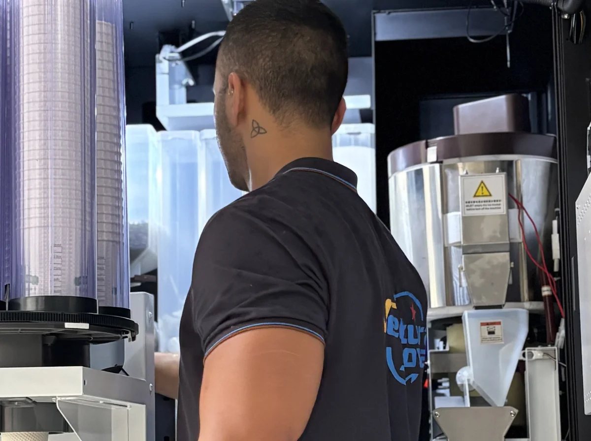 Interior de la máquina: molino, depósitos y tubos de vasos